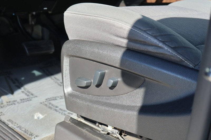 Chevrolet Suburban Vehicle Full-screen Gallery Image 20