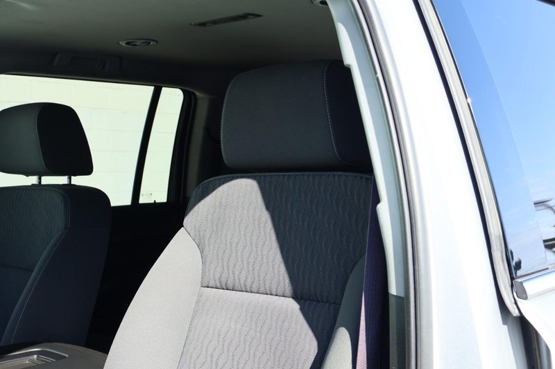 Chevrolet Suburban Vehicle Full-screen Gallery Image 22