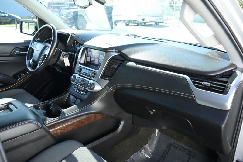 Chevrolet Suburban Vehicle Full-screen Gallery Image 23