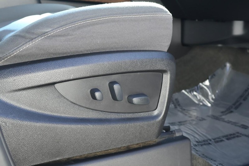 Chevrolet Suburban Vehicle Full-screen Gallery Image 24