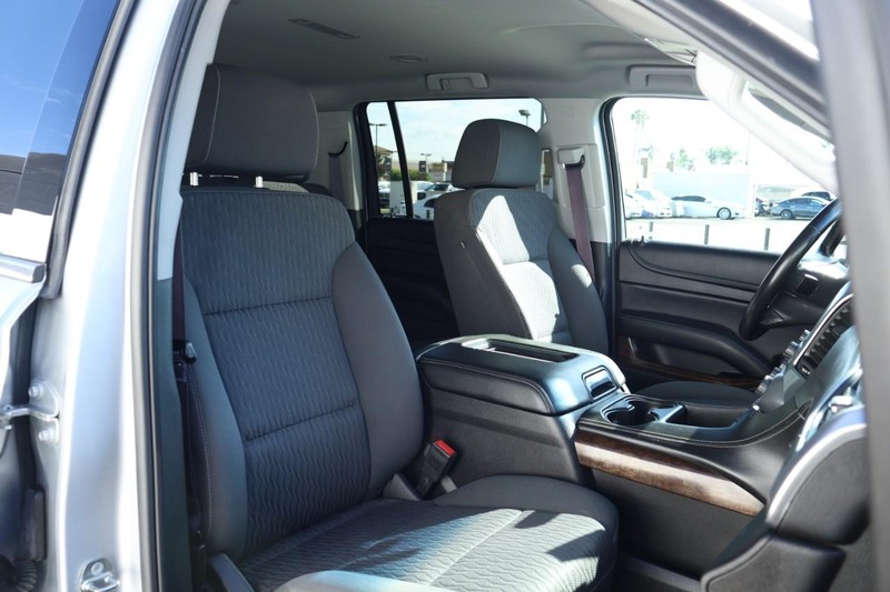 Chevrolet Suburban Vehicle Full-screen Gallery Image 25
