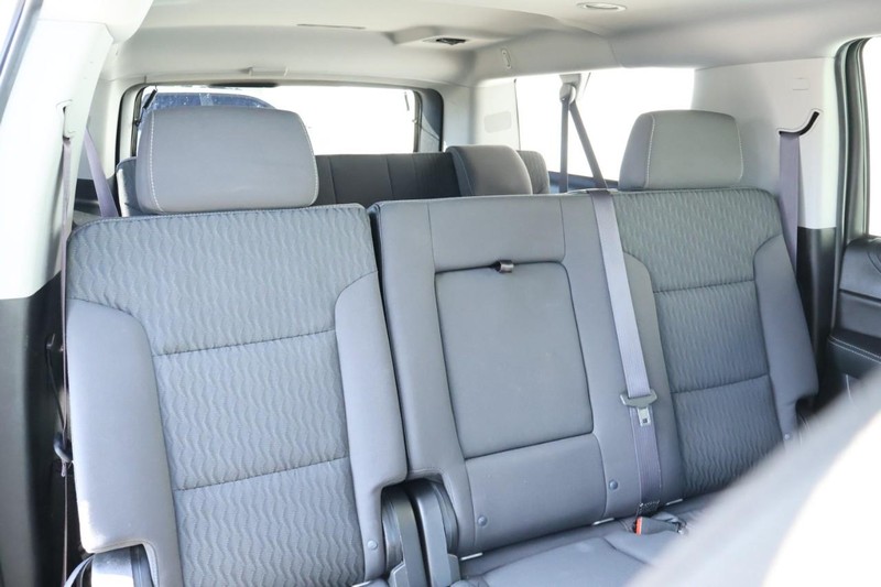 Chevrolet Suburban Vehicle Full-screen Gallery Image 26