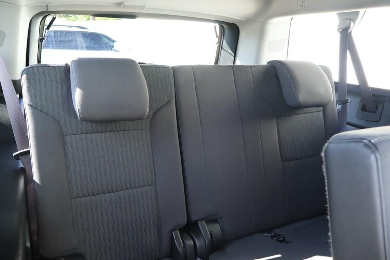 Chevrolet Suburban Vehicle Full-screen Gallery Image 27