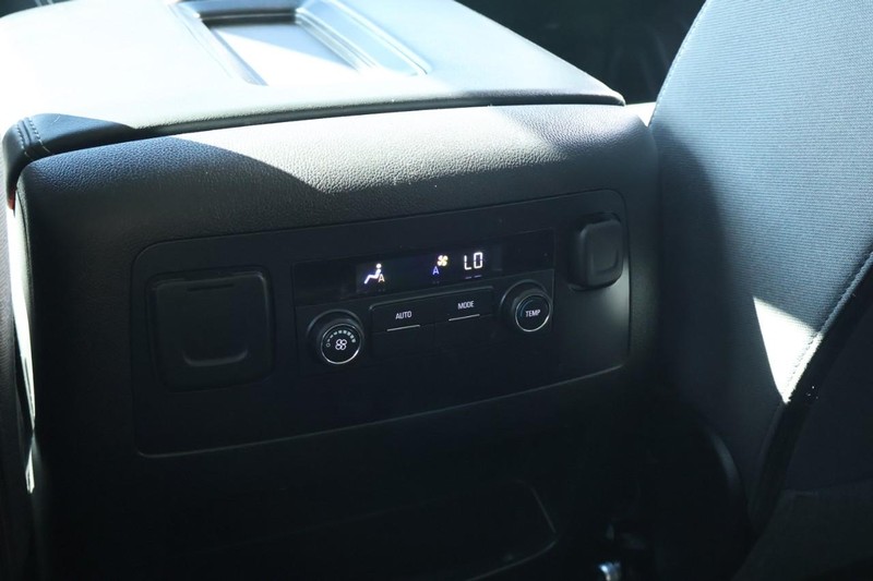 Chevrolet Suburban Vehicle Full-screen Gallery Image 28