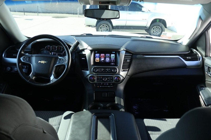 Chevrolet Suburban Vehicle Full-screen Gallery Image 29