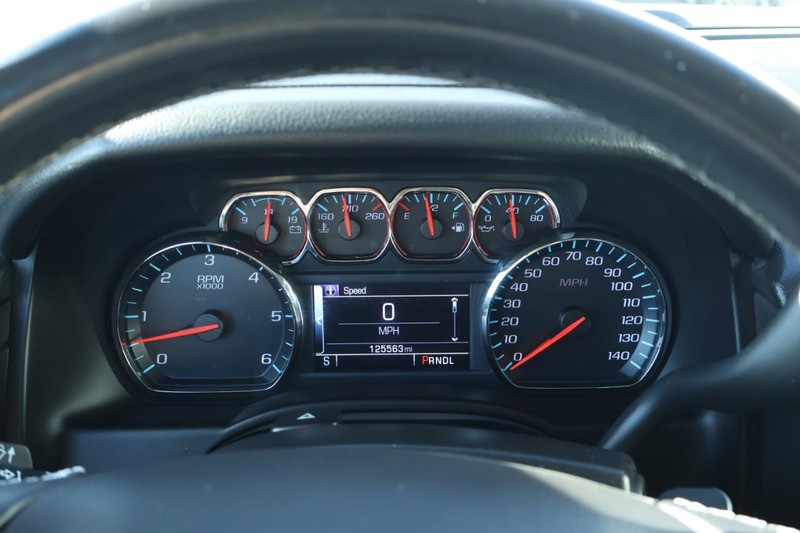 Chevrolet Suburban Vehicle Full-screen Gallery Image 30