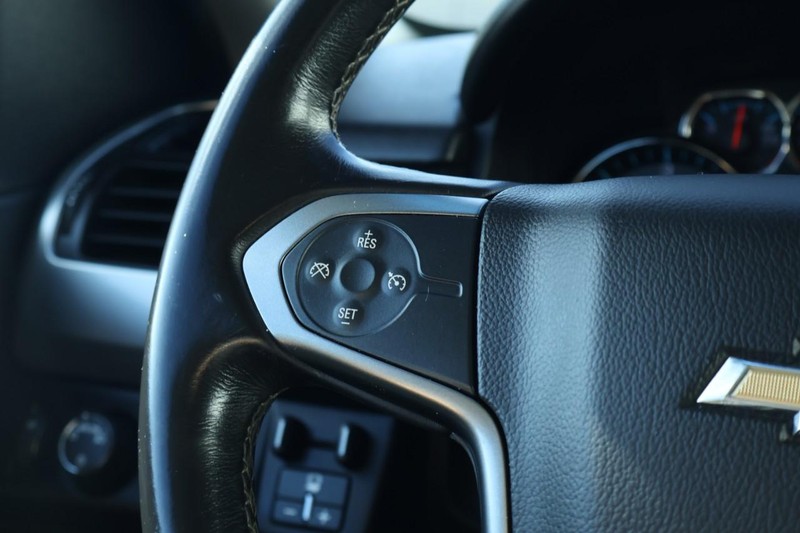 Chevrolet Suburban Vehicle Full-screen Gallery Image 32