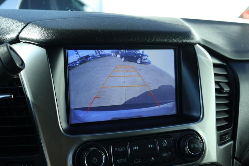 Chevrolet Suburban Vehicle Full-screen Gallery Image 36