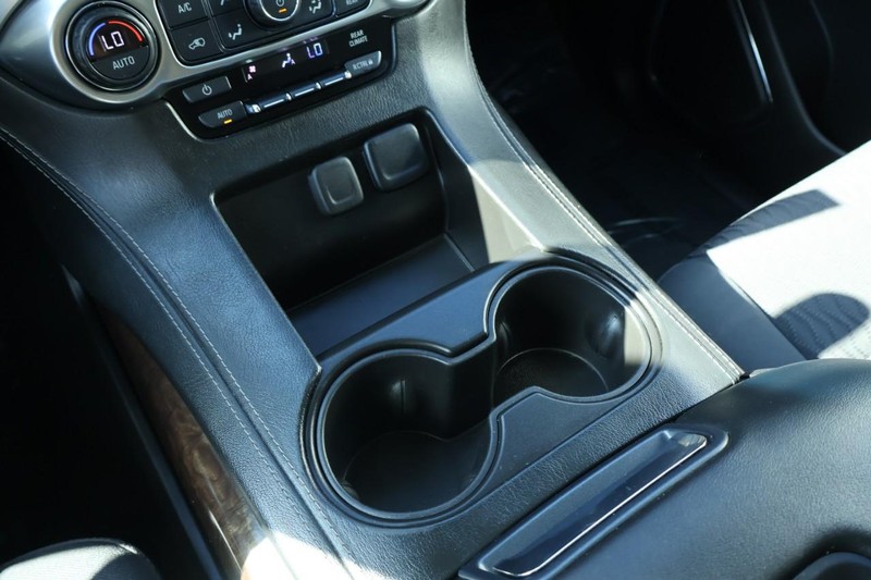 Chevrolet Suburban Vehicle Full-screen Gallery Image 38