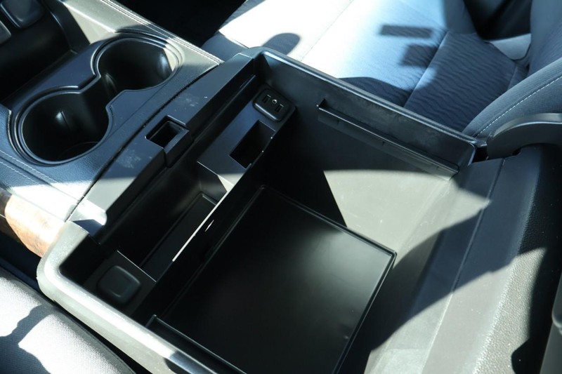 Chevrolet Suburban Vehicle Full-screen Gallery Image 39