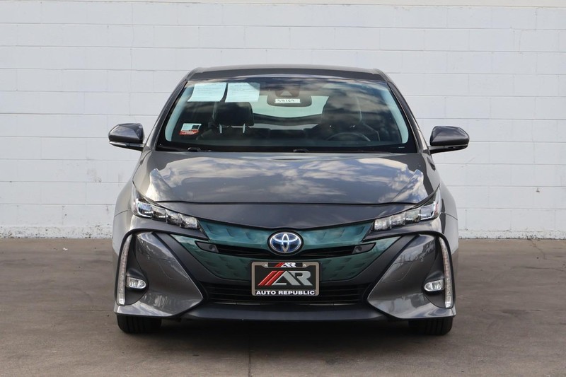 Toyota Prius Prime Vehicle Full-screen Gallery Image 02