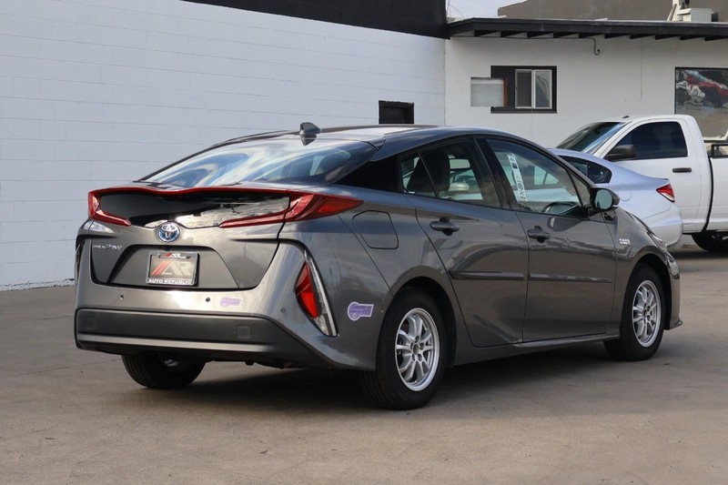 Toyota Prius Prime Vehicle Full-screen Gallery Image 05