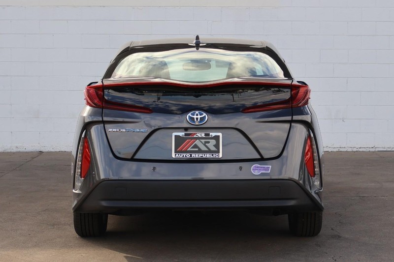 Toyota Prius Prime Vehicle Full-screen Gallery Image 06