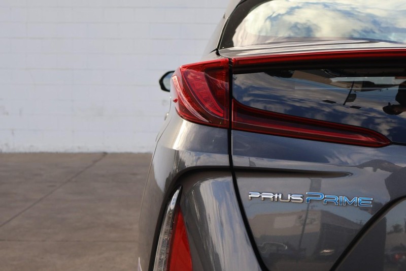 Toyota Prius Prime Vehicle Full-screen Gallery Image 07