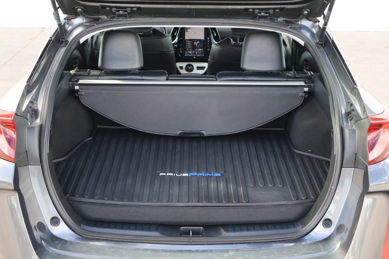 Toyota Prius Prime Vehicle Full-screen Gallery Image 09