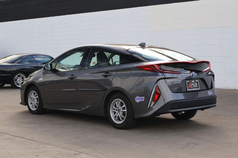 Toyota Prius Prime Vehicle Full-screen Gallery Image 10