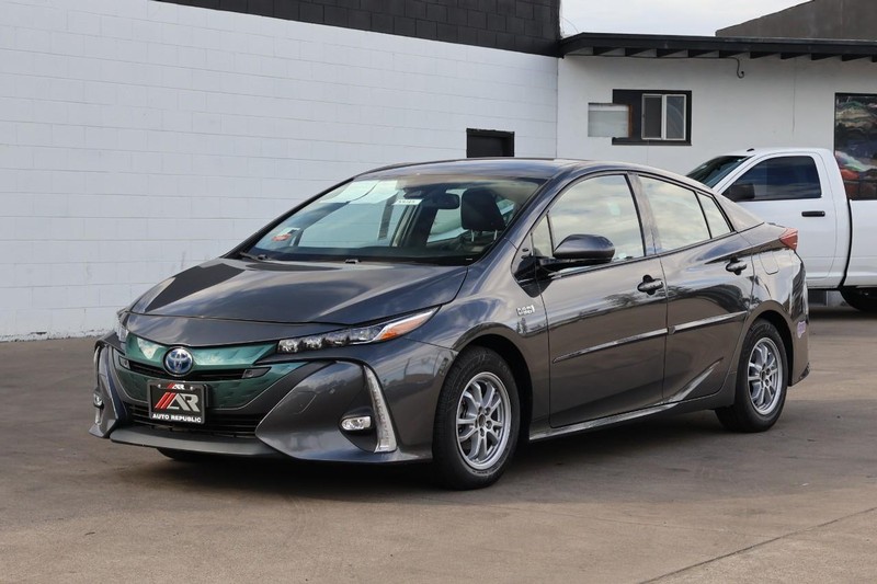 Toyota Prius Prime Vehicle Full-screen Gallery Image 12