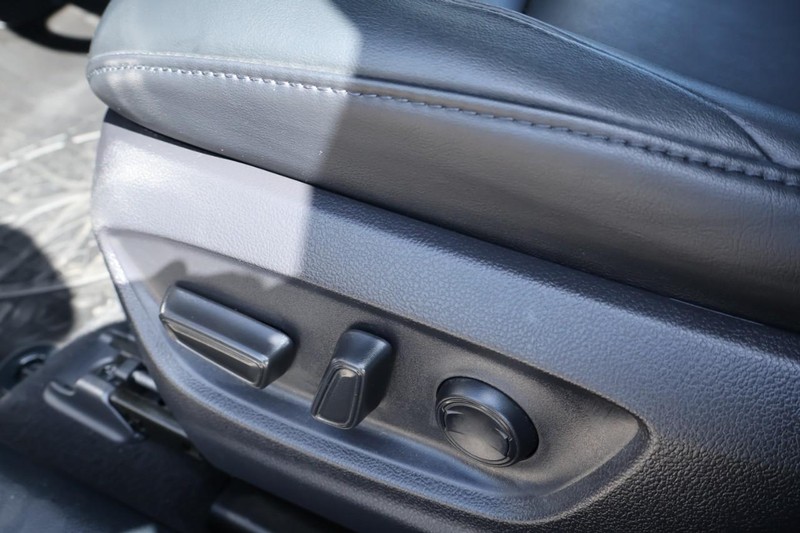 Toyota Prius Prime Vehicle Full-screen Gallery Image 17