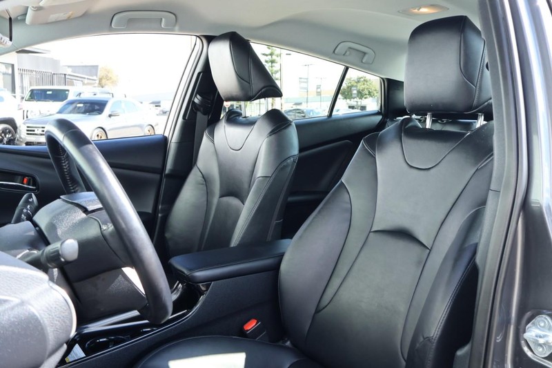 Toyota Prius Prime Vehicle Full-screen Gallery Image 18