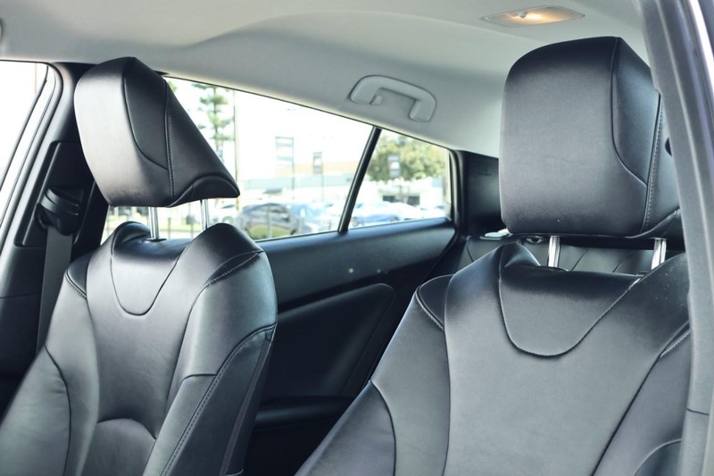 Toyota Prius Prime Vehicle Full-screen Gallery Image 19