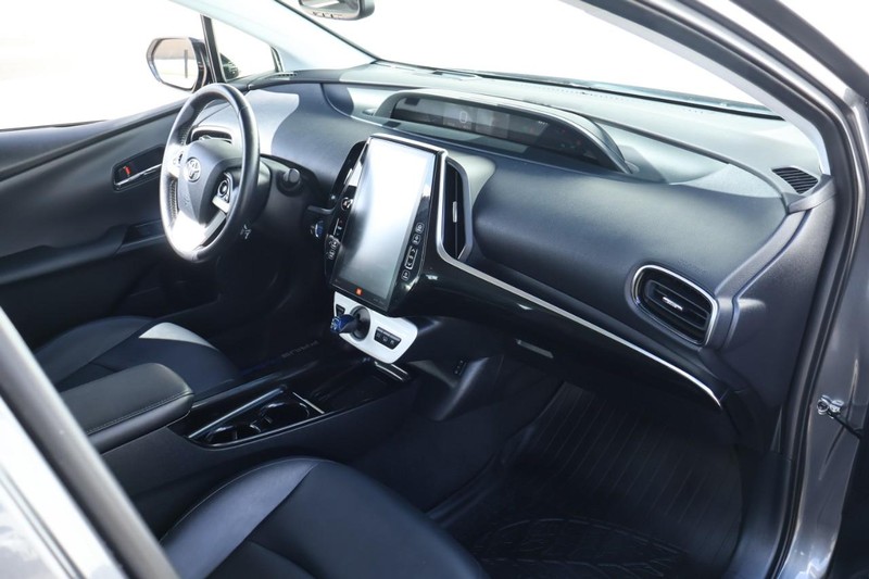 Toyota Prius Prime Vehicle Full-screen Gallery Image 20