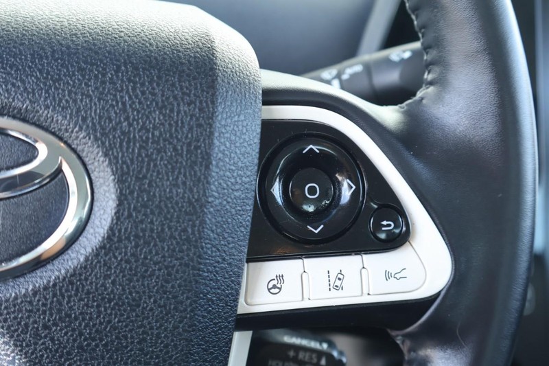 Toyota Prius Prime Vehicle Full-screen Gallery Image 28