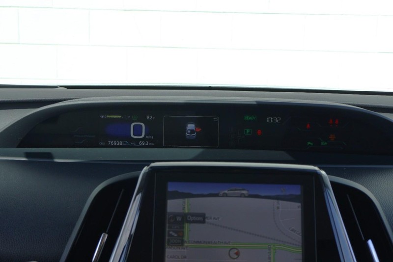 Toyota Prius Prime Vehicle Full-screen Gallery Image 29