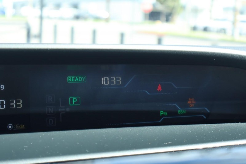 Toyota Prius Prime Vehicle Full-screen Gallery Image 31