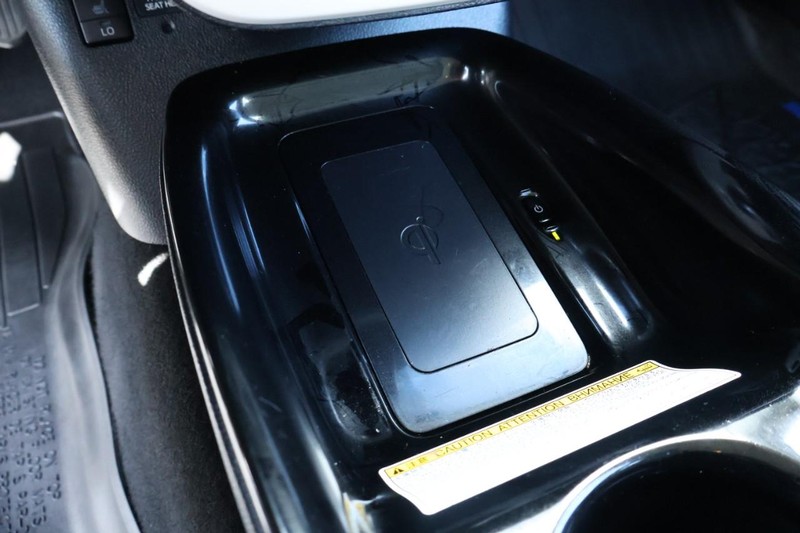 Toyota Prius Prime Vehicle Full-screen Gallery Image 36