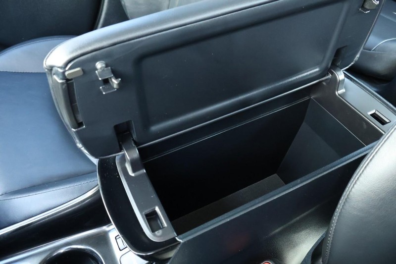 Toyota Prius Prime Vehicle Full-screen Gallery Image 38