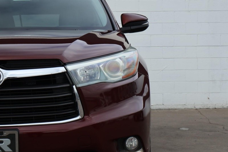 Toyota Highlander Vehicle Full-screen Gallery Image 03