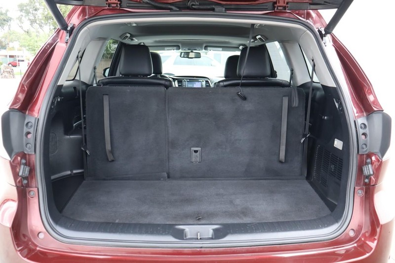 Toyota Highlander Vehicle Full-screen Gallery Image 09