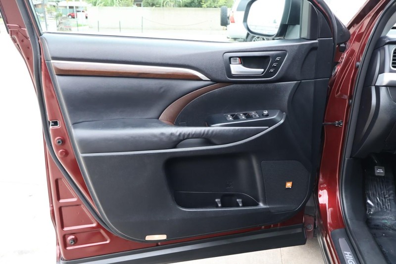 Toyota Highlander Vehicle Full-screen Gallery Image 16