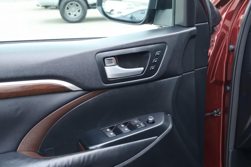 Toyota Highlander Vehicle Full-screen Gallery Image 17