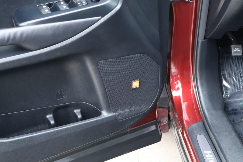 Toyota Highlander Vehicle Full-screen Gallery Image 18