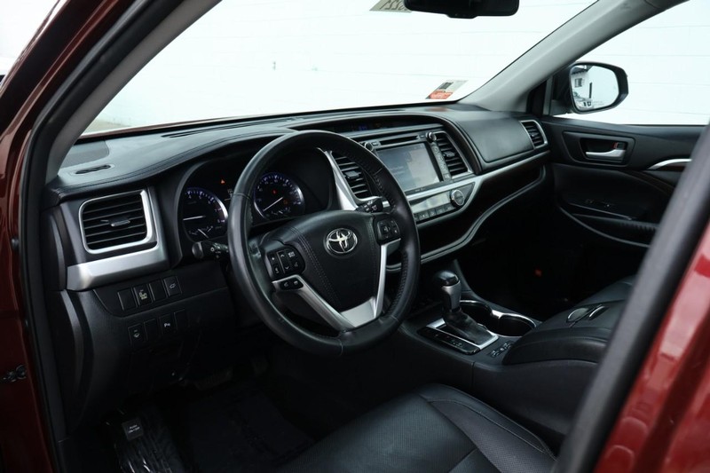 Toyota Highlander Vehicle Full-screen Gallery Image 19