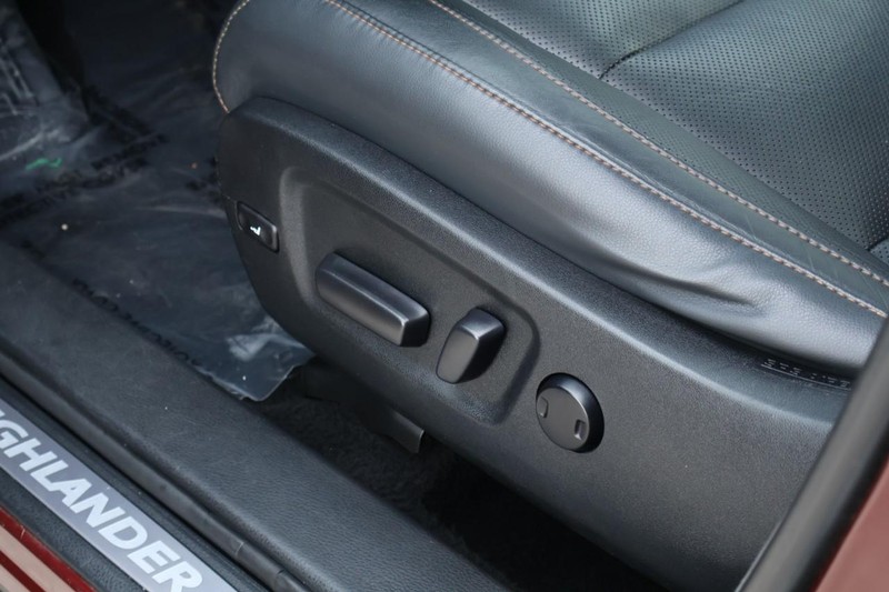 Toyota Highlander Vehicle Full-screen Gallery Image 21