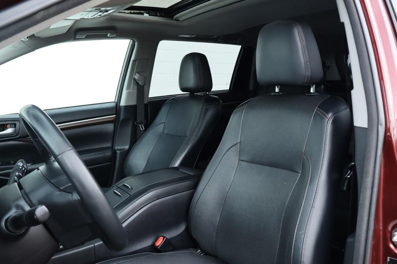 Toyota Highlander Vehicle Full-screen Gallery Image 22