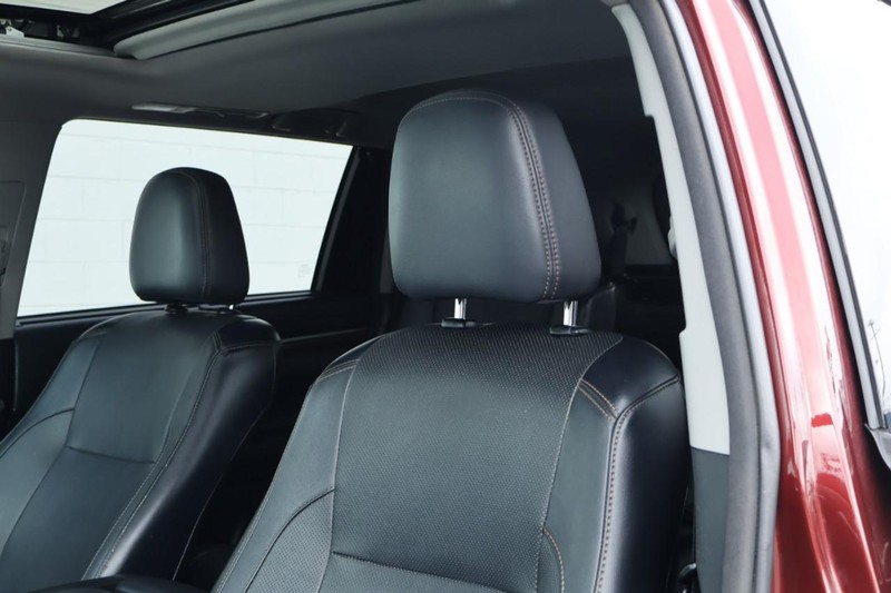 Toyota Highlander Vehicle Full-screen Gallery Image 23