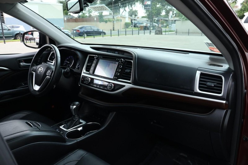 Toyota Highlander Vehicle Full-screen Gallery Image 24