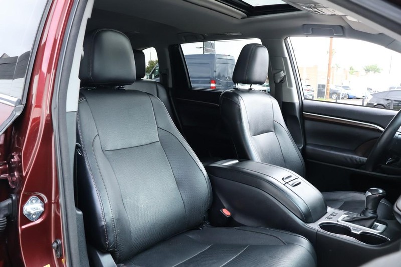 Toyota Highlander Vehicle Full-screen Gallery Image 26