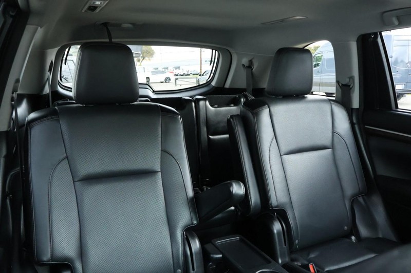 Toyota Highlander Vehicle Full-screen Gallery Image 27