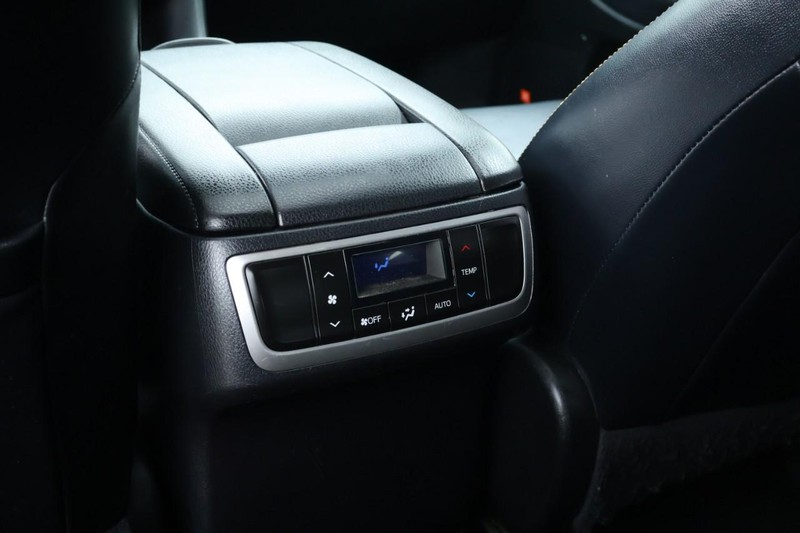 Toyota Highlander Vehicle Full-screen Gallery Image 28