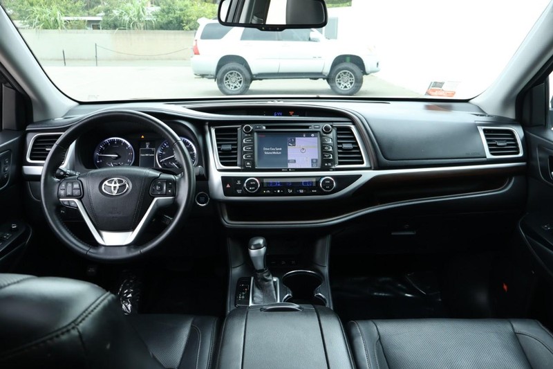 Toyota Highlander Vehicle Full-screen Gallery Image 30