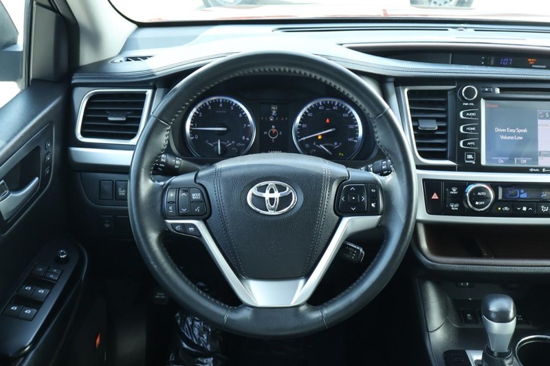 Toyota Highlander Vehicle Full-screen Gallery Image 32