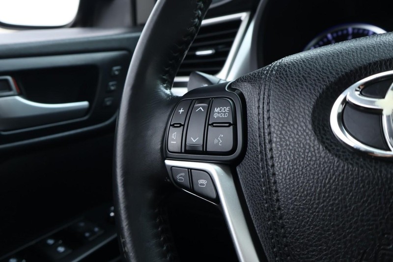 Toyota Highlander Vehicle Full-screen Gallery Image 33