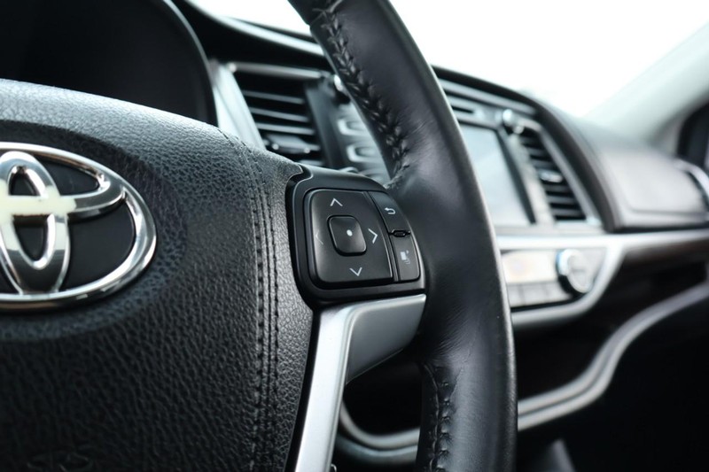 Toyota Highlander Vehicle Full-screen Gallery Image 34