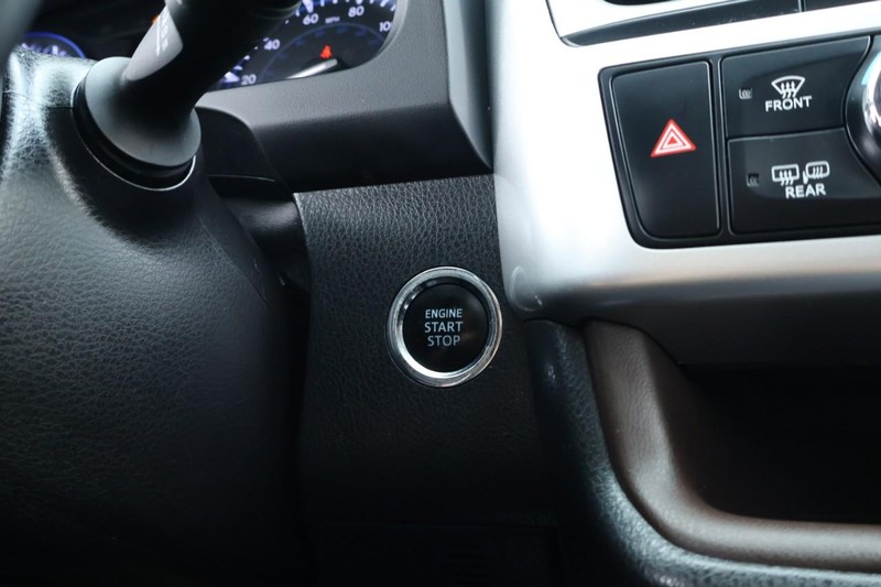 Toyota Highlander Vehicle Full-screen Gallery Image 35