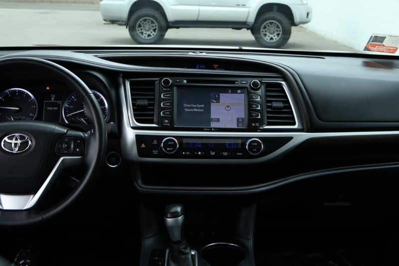 Toyota Highlander Vehicle Full-screen Gallery Image 36