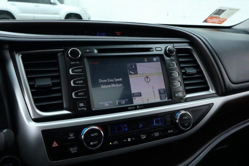 Toyota Highlander Vehicle Full-screen Gallery Image 37